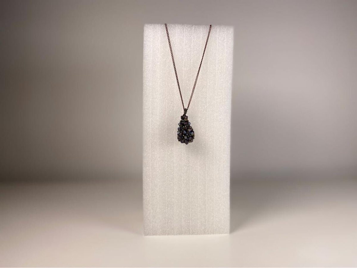 Her stilin gözdesi olan kristal taşlı kolyemiz sizi günün yıldızı yapmaya hazır #kolye #takı #elişi #elyapımı #elyapımıkolye #elyapımıtakı #tasarım #model #tasarımkolye #handmade #şıktakı #trendtakı #takımodelleri #swarovski #swarovskikolye #kristal #kristalkolye #aksesuar