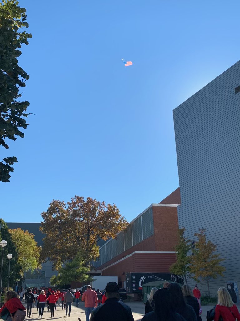 teamfastrax's tweet image. Before @GoBearcatsFB took the field against @TulsaFootball #AmericasSkydivingTeam had an #OnTimeOnTarget performance at Nippert Stadium

This performance was dedicated to Army PFC Shane Reifert who died 11/6/2010 while supporting Operation Enduring Freedom

🇺🇸📷: Cheryl Compton