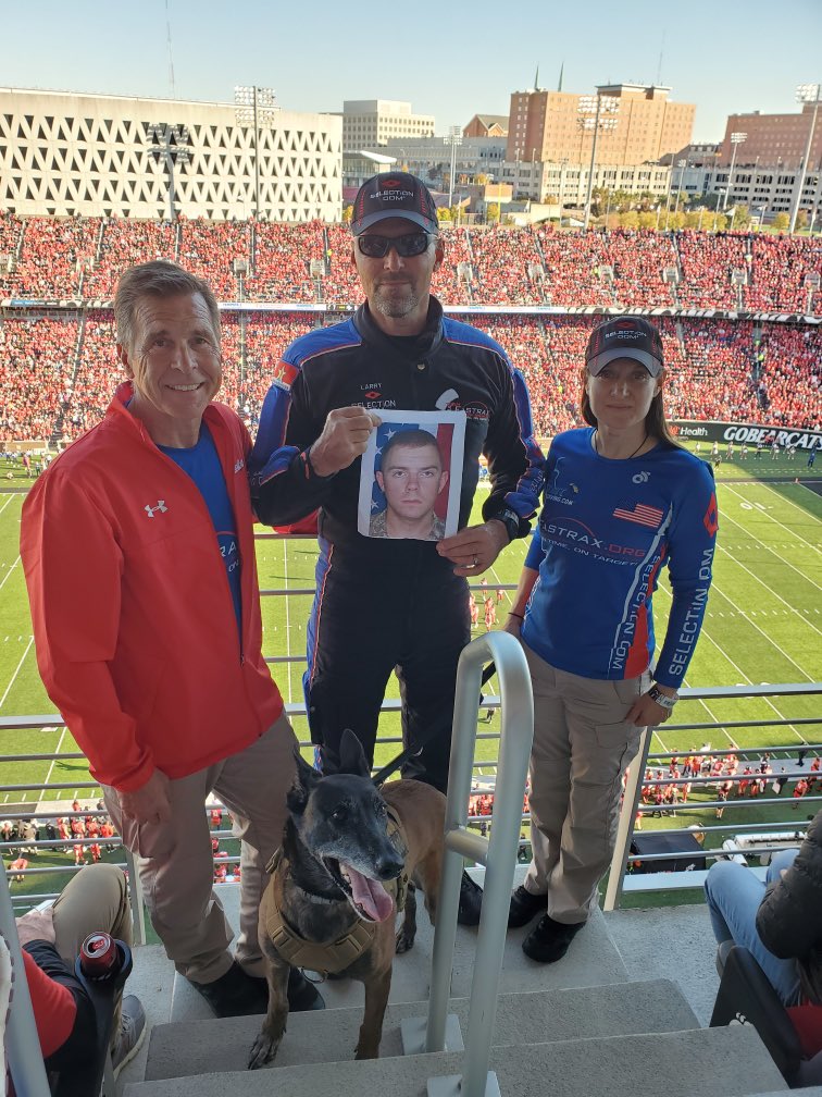 teamfastrax's tweet image. Before @GoBearcatsFB took the field against @TulsaFootball #AmericasSkydivingTeam had an #OnTimeOnTarget performance at Nippert Stadium

This performance was dedicated to Army PFC Shane Reifert who died 11/6/2010 while supporting Operation Enduring Freedom

🇺🇸📷: Cheryl Compton