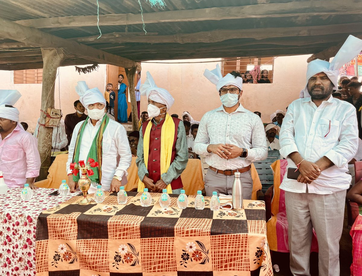 aclb_kb's tweet photo. At #Marlawai !!!

Seeing off our #PadmaShri Awardee #Gusadi Dancer Shri. Kanaka Raju garu to New Delhi for Award Ceremony on November 9th, Rashtrapati Bhavan. 

#Dandari #Gusadi #Asifabad #Tribals #Adivasi #culture #Telanganatourism #Telangana https://t.co/8rKwMIX0Gl