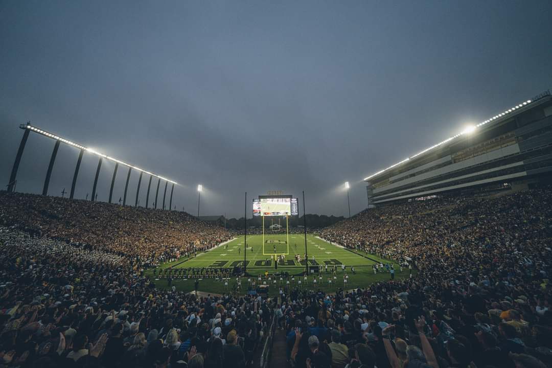 V_is_Concrete's tweet photo. My BELOVED alma mater #PURDUEUNIVERSITY #BOILERMAKERS just done TOOK DOWN #3 #MichiganState AT OUR HOME, #RossAde!!!! YESS LAWD!!!! ๐๐๐จโฌ๐๐โคโค๐๐๐ฏ๐ฏ #PurdueFootball #boilerup #hammerdown #Purdue #westlafayettein #B1G https://t.co/GPnLRLT9i1