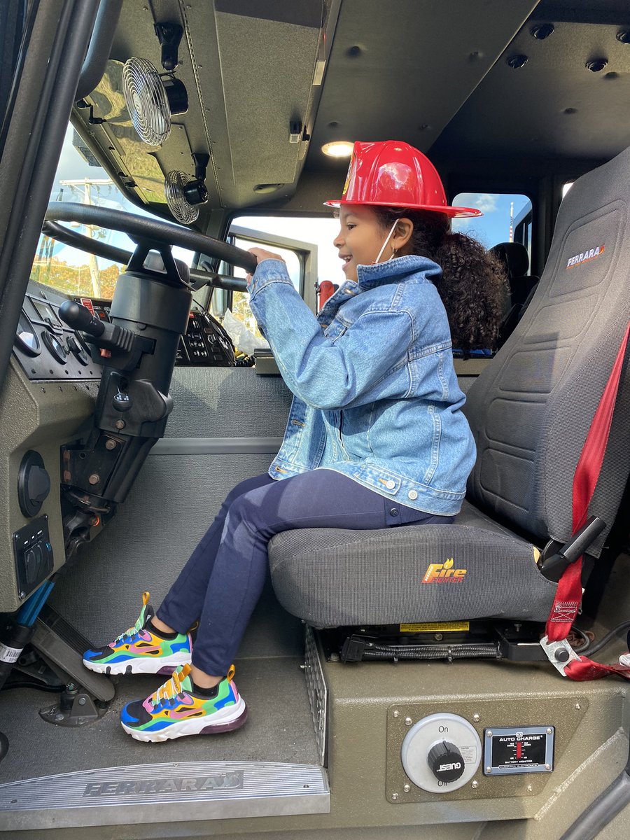 First grade loved having <a href="/FallRiverFire/">FallRiverFire</a> 👨‍🚒👩🏽‍🚒 visit to teach us about their important role in our community and fire safety! <a href="/edaniel105/">Elizabeth Daniel</a> <a href="/Ms_Persons/">Brittany Persons</a> <a href="/Frps_Tansey/">James Tansey School</a> #tanseycares