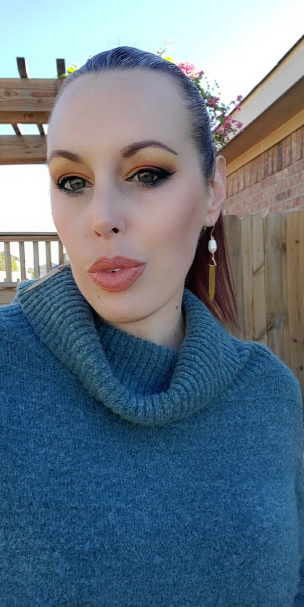MabelStirrups's tweet photo. She's a little shit but even my off days aren't so bad when I have her around. She really is the bestest doog. https://t.co/W1VJdwX171