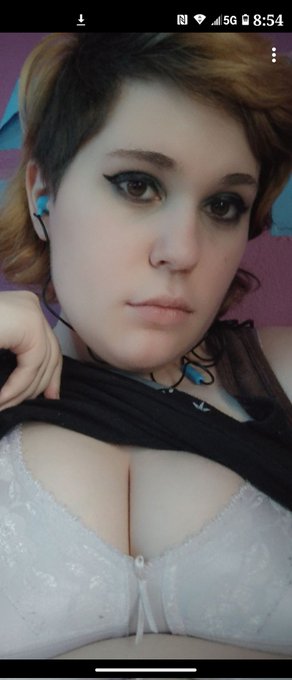 Throwback pic from my first time doing winged liner https://t.co/fifJzDH69z