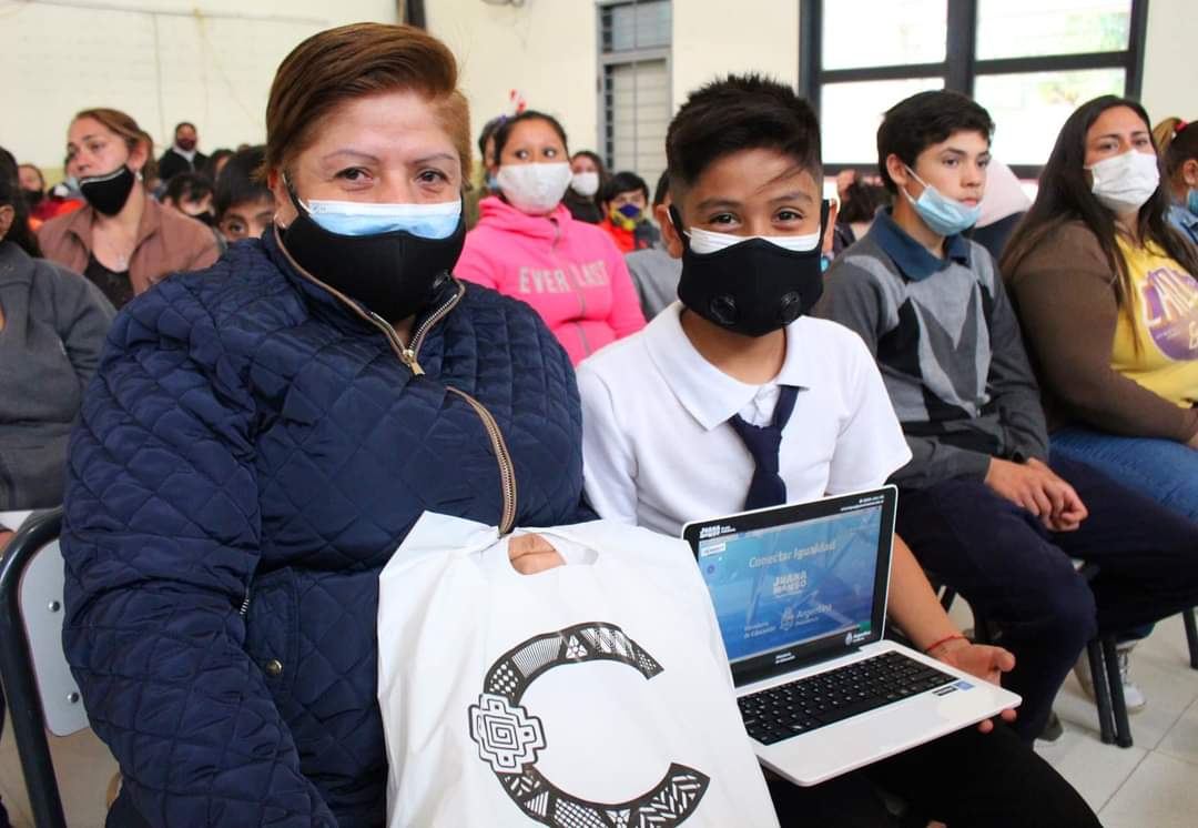 EducacCatamarca's tweet photo. Netbooks para estudiantes de San Antonio💻
 
La ministra de Educación, Andrea Centurión y el Intendente de Fray Mamerto Esquiú, Guillermo Ferreyra entregaron 63 netbooks y kits escolares a alumnos/as de la Escuela Secundaria Nº 55 de San Antonio. 
 
  👉 https://t.co/Xvd9JA7jBI https://t.co/MhcJvnfI7o