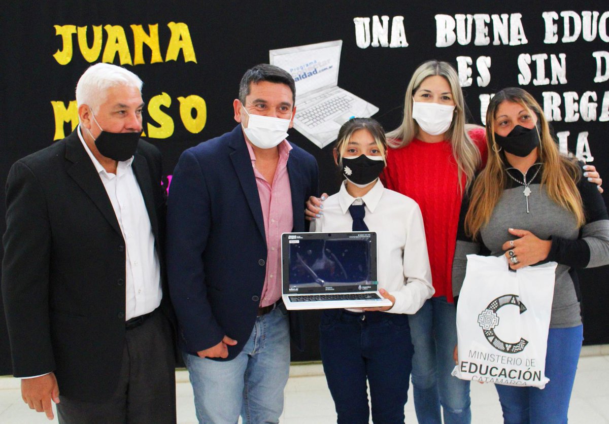EducacCatamarca's tweet photo. Netbooks para estudiantes de San Antonio💻
 
La ministra de Educación, Andrea Centurión y el Intendente de Fray Mamerto Esquiú, Guillermo Ferreyra entregaron 63 netbooks y kits escolares a alumnos/as de la Escuela Secundaria Nº 55 de San Antonio. 
 
  👉 https://t.co/Xvd9JA7jBI https://t.co/MhcJvnfI7o