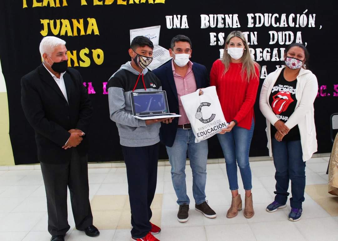 EducacCatamarca's tweet photo. Netbooks para estudiantes de San Antonio💻
 
La ministra de Educación, Andrea Centurión y el Intendente de Fray Mamerto Esquiú, Guillermo Ferreyra entregaron 63 netbooks y kits escolares a alumnos/as de la Escuela Secundaria Nº 55 de San Antonio. 
 
  👉 https://t.co/Xvd9JA7jBI https://t.co/MhcJvnfI7o
