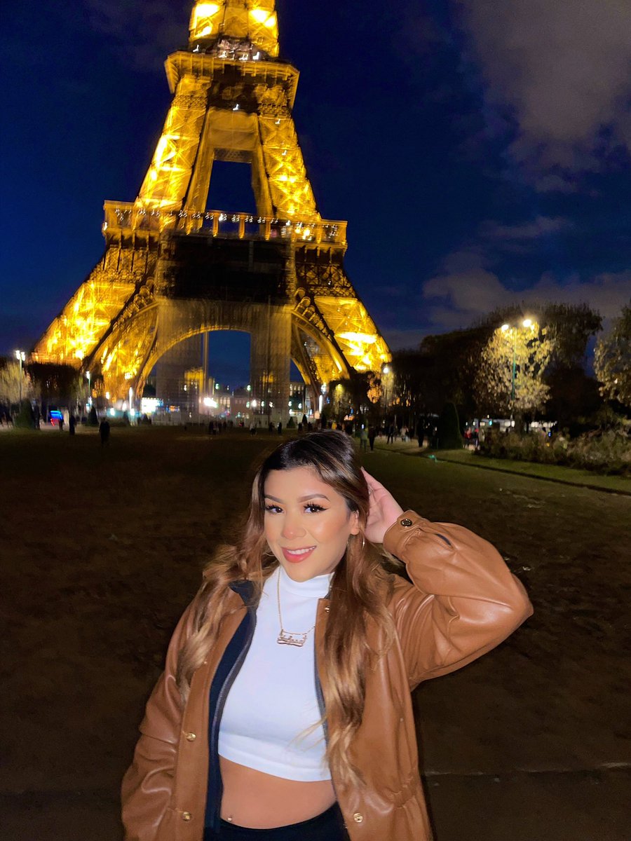 yuulissaaa's tweet photo. Livin my best life in Paris✨ https://t.co/fBmYLbAw8g