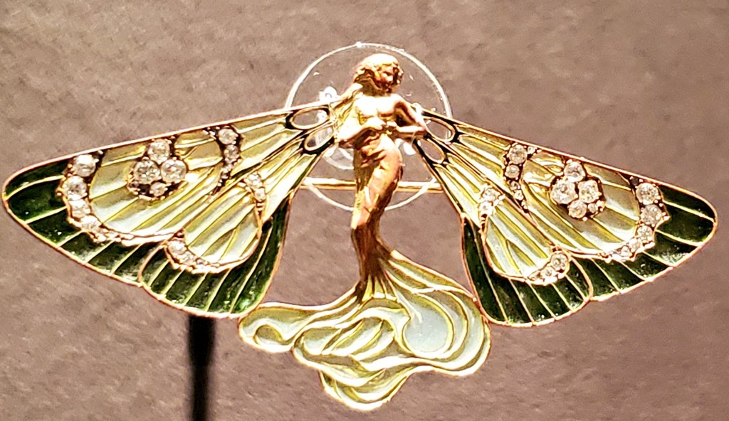 LALIQUE ラリック　ブローチ ラリックさんの代表作の一つ、シルフィードというブローチです。蝶々と
