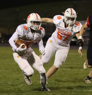 KettleRunFB's tweet photo. 57 points🚀for the offense last night!

@Beaulang4 325YD 83% (15/18) with 4TD &amp; 1int, 71 YD rush

@MehaffeyPeyton 110YD total with 2TD

@jac0brobinson 128YD/6catch/1TD
@TapscottJordan 119/6/2

@Colton04558304, Andrew Strickland, &amp; Logan Branham all rushed for TDs

#RollCougs🐾 https://t.co/PEL7kyuYel