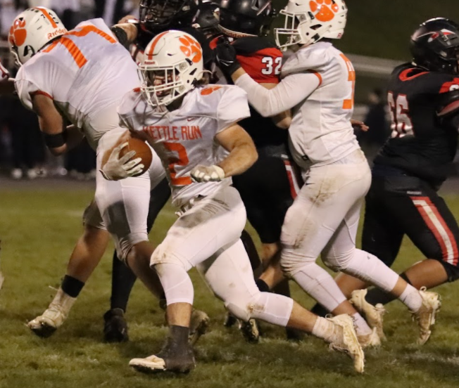 KettleRunFB's tweet photo. 57 points🚀for the offense last night!

@Beaulang4 325YD 83% (15/18) with 4TD &amp; 1int, 71 YD rush

@MehaffeyPeyton 110YD total with 2TD

@jac0brobinson 128YD/6catch/1TD
@TapscottJordan 119/6/2

@Colton04558304, Andrew Strickland, &amp; Logan Branham all rushed for TDs

#RollCougs🐾 https://t.co/PEL7kyuYel