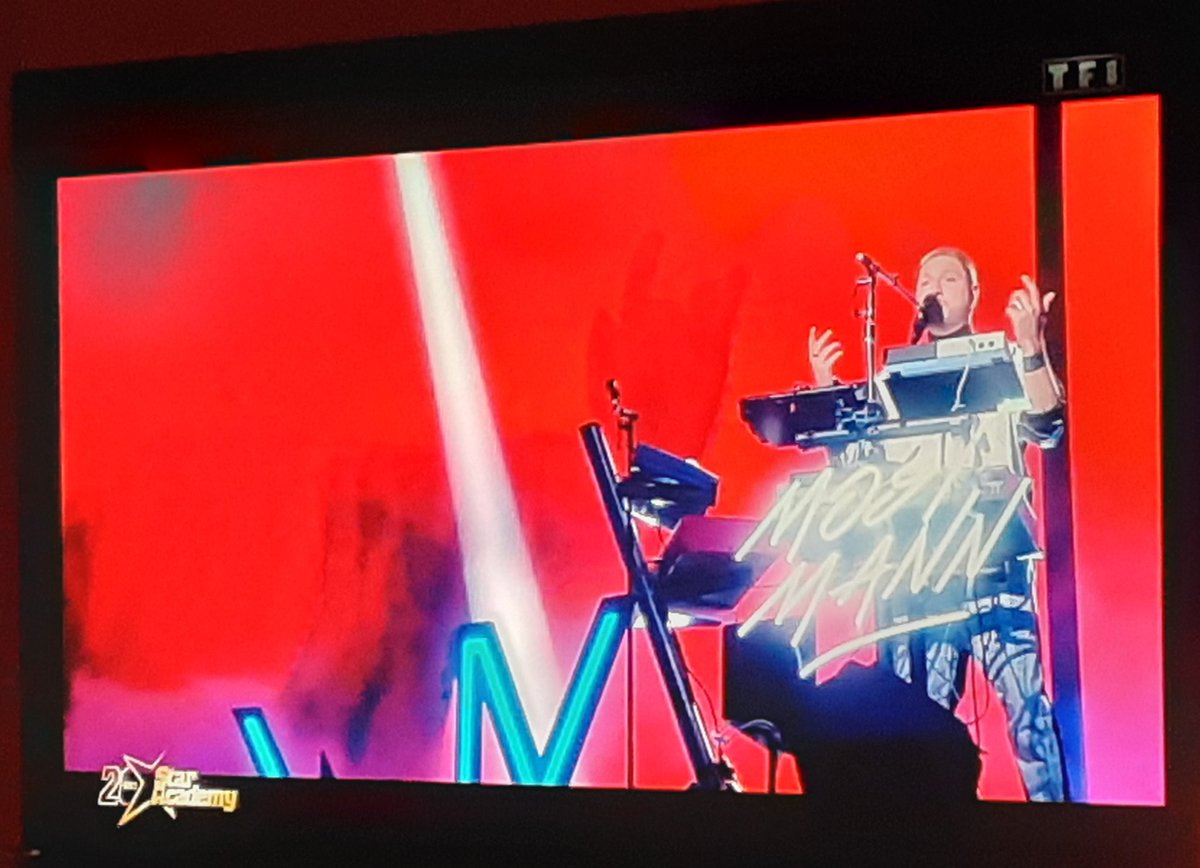 Coco_C12's tweet photo. Quelle prestation !!! @mosimannoff @staracademy @TF1 Tu as encore mis le feu ce soir 🔥🎹🎶🎤 Un DJ, un Showman à la voix incroyable ... tu m'éblouiras toujours. Bravo et merci Quentin 👏🏻🙏🏻 #STARACADEMY20ANS #OutsideTheBox #Mosimann #TheBest https://t.co/Gf0WDGKfDK https://t.co/hbrIsg52fG