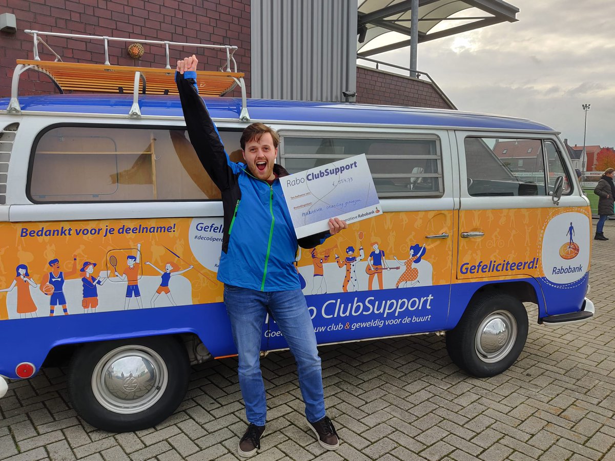 #rcszaanstreek super bedankt voor deze geweldige bijdrage. Wij zijn er heel blij zoals jullie zien! De € 554,72 die mochten ontvangen komt ten goede aan mooie projecten voor de verenigingen onze buurt <a href="/Rabobank/">Rabobank</a> @rcszaanstad