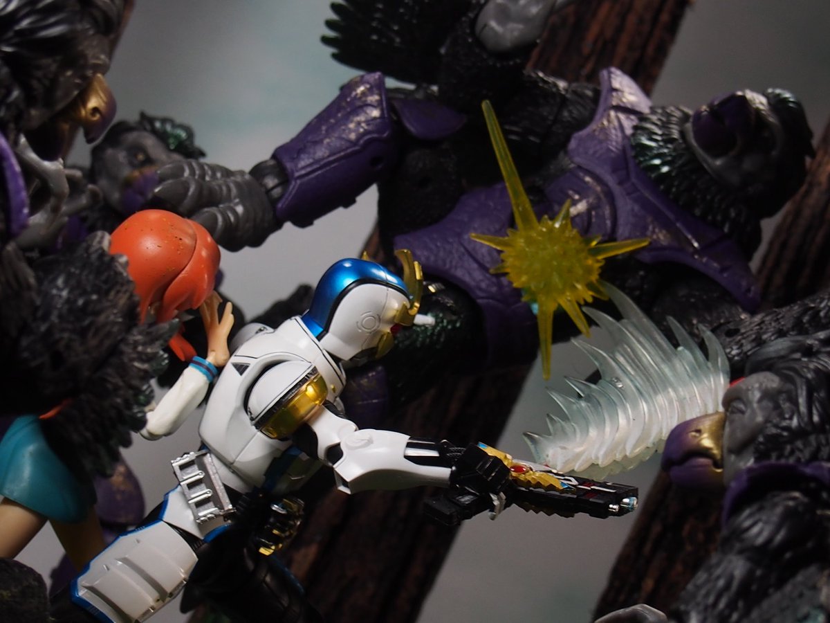 XombieZach's tweet photo. その命、神に返しなさい！白いパワードスーツのライダーは 
(That life, please return it to God.)

#KamenRider
#仮面ライダー
#kamenriderkiva
#kamenriderixa
#powerrangers
#mightymorphinpowerrangers
#tengawarriors
#tengas
#shfiguarts
#toyphotography https://t.co/ik9Wj9Fyfe
