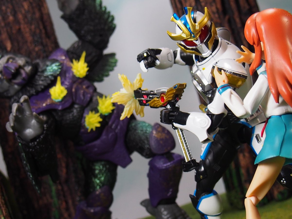 XombieZach's tweet photo. その命、神に返しなさい！白いパワードスーツのライダーは 
(That life, please return it to God.)

#KamenRider
#仮面ライダー
#kamenriderkiva
#kamenriderixa
#powerrangers
#mightymorphinpowerrangers
#tengawarriors
#tengas
#shfiguarts
#toyphotography https://t.co/ik9Wj9Fyfe