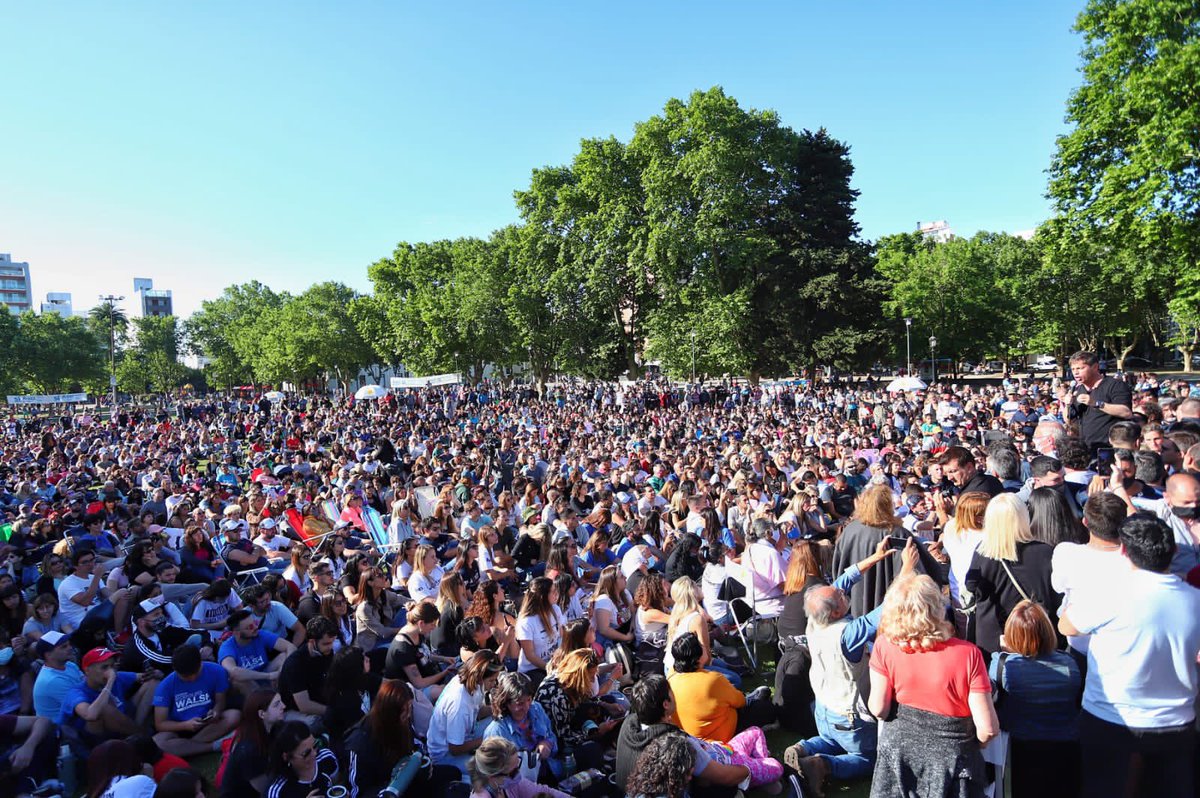Para reconstruir la provincia tenemos a lxs mejores candidatxs y a un gobernador que puede mirar de frente a cada bonaerense. Cómo dijo <a href="/Kicillofok/">Axel Kicillof</a> hoy en #LaPlata: nunca el odio, nunca la tristeza. Siempre con amor y militancia ❤️