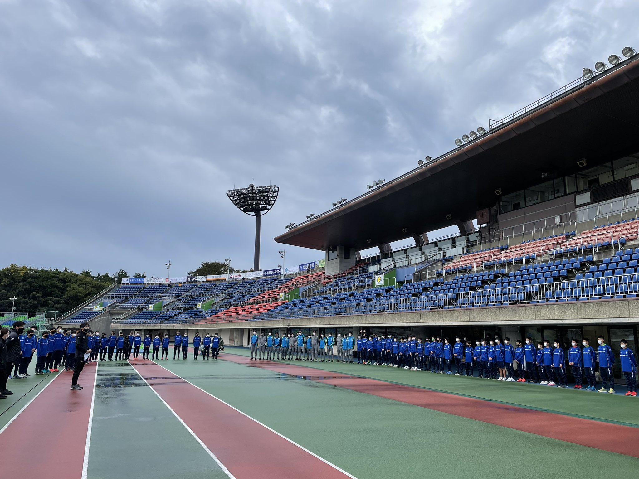 Twitter 上的 湘南ベルマーレ 本日の広島戦に向けてスタジアムをベルマーレカラーで染めよう作戦 黄緑のポリ袋を座席に被せベルマーレカラーに 今日は朝からアカデミーの選手たちが協力してくれています ありがとう Bellmare ベルマーレ T Co