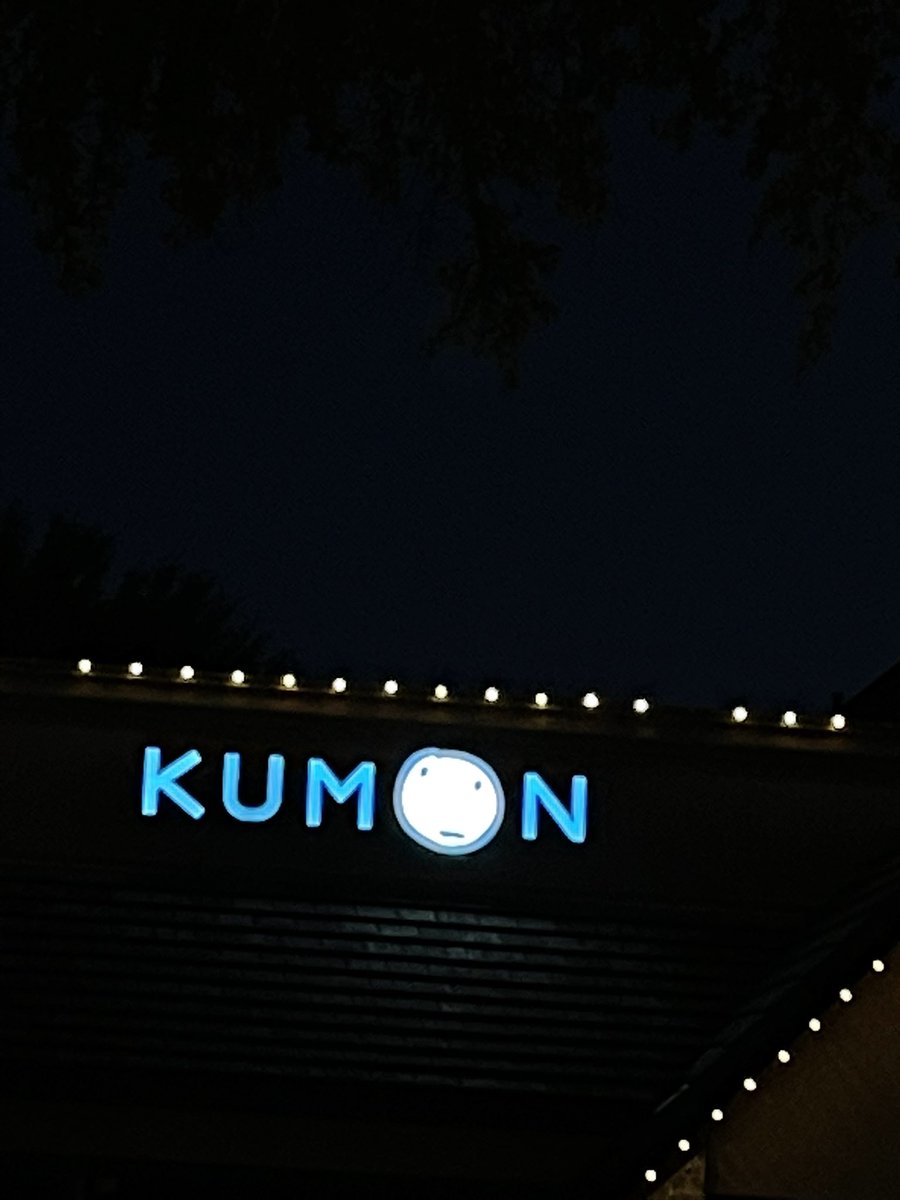 ev_zn6's tweet photo. The moon looks beautiful tonight 😍 https://t.co/JqxZl5P6a8