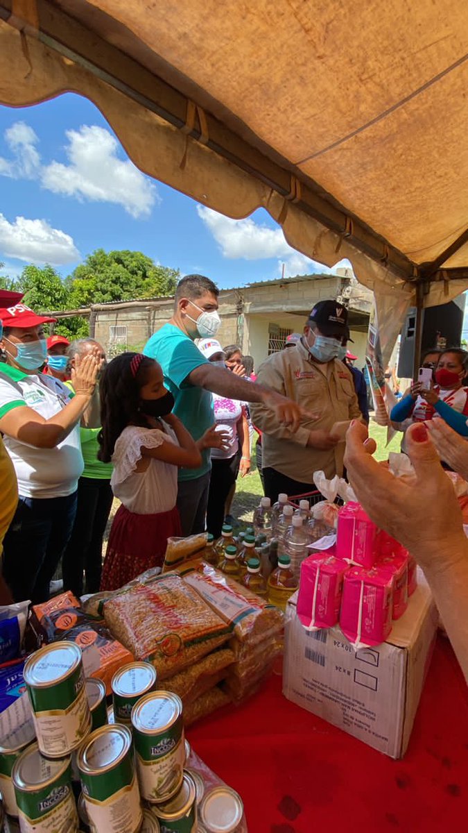 OviedoPSUV's tweet photo. (3/4) También garantizamos su alimentación  y crecimiento con la Feria del Campo Soberano y todo el despliegue de nuestras misiones sociales.

#LeerIndependiza
#VamosCiudadGuayana https://t.co/ZKXz3rtbxB