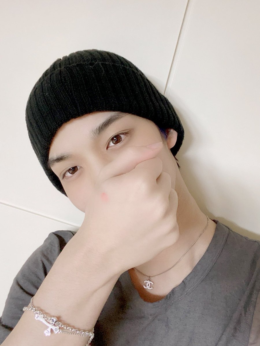 CIXTEENTW's tweet photo. ⠀   ⠀✦⠀   ⠀ın⠀   ⠀_⠀   ⠀ 𝐗 !⠀   」 ⠀new⠀   🪄⠀   '⠀   post⠀   : :⠀   ⠀#𝗞𝗶𝗦𝗦𝗘𝗥𝗦VLIVE⠀   こ⠀  ⠀@WEKlSSE⠀  ⠀≽

Daniel ya en casita se puso cómodo para disfrutar un ratito en compañía de las bellas WEKISSE que celebran dos añitos juntas. https://t.co/RNEOuVohWf