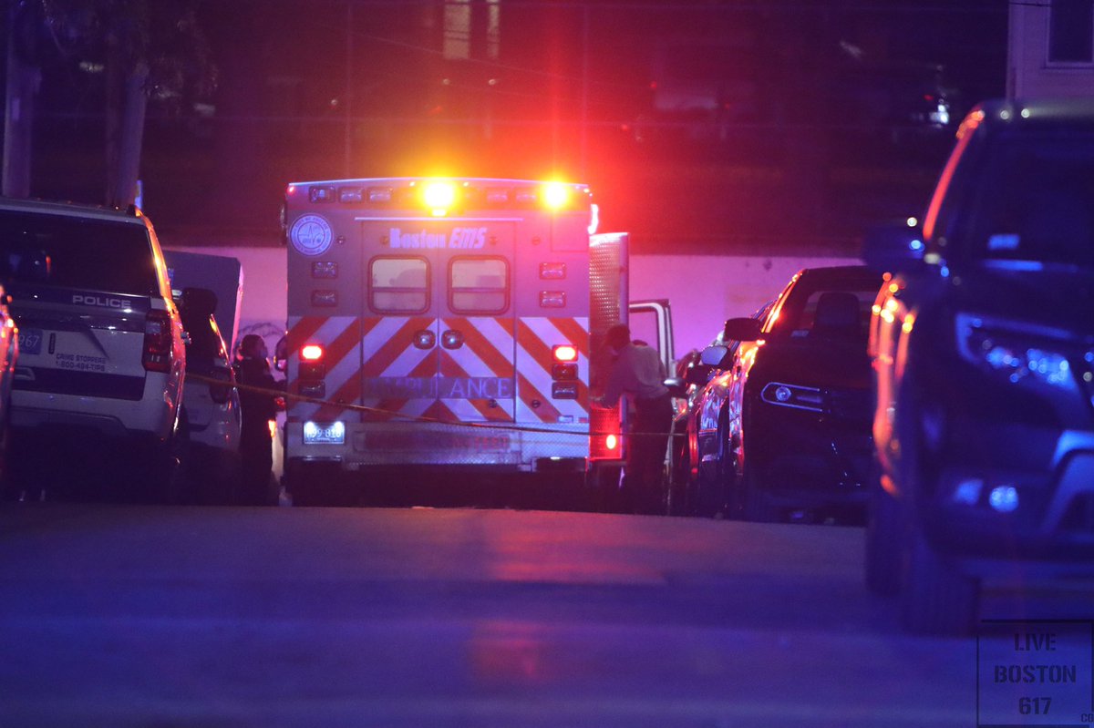 LiveBoston617's tweet photo. 🛑BREAKING🛑

BOSTON- 27 Ingleside Street, Dorchester

-One officer stabbed to the neck, suspect is believed to have been shot by officers

-Suspect and Officer transported by EMS, Officer is expected to survive

-Multiple other officers transported to the hospital https://t.co/nmRmtaK2N8
