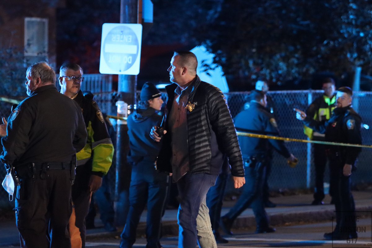 LiveBoston617's tweet photo. 🛑BREAKING🛑

BOSTON- 27 Ingleside Street, Dorchester

-One officer stabbed to the neck, suspect is believed to have been shot by officers

-Suspect and Officer transported by EMS, Officer is expected to survive

-Multiple other officers transported to the hospital https://t.co/nmRmtaK2N8