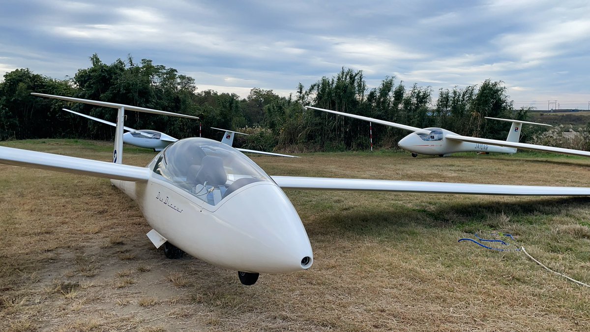 okazakiglider's tweet photo. 本日の #グライダー フライトに向けて準備中。
#glider #DuoDiscus #LS6 #ASK23 #okazaki #okazakicity #滑空機 #岡崎 #岡崎市 https://t.co/VkX8in88Mt
