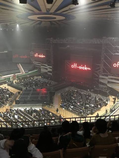 _lbdofficial_'s tweet image. · 🪄 * @ __ LXD ✧ 𝕣𝕦𝕟 (ᥲwᥲч.) with 朕𝐮𝐬 ›  #の中へOFFSICK ₊ #THEFIRSTCONCERT

[#DONGYUL] Yo vivo enamorado de Setan y soy el más feliz de estar aquí en su concierto y poder verlo en persona. ¡Mucho éxito, mi rey! Gracias por los regalitos. Espero me firmes la frente. 🥺