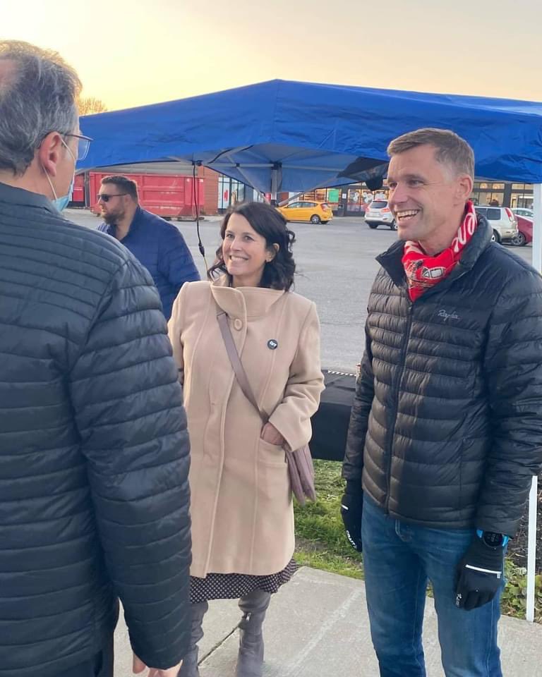 QcForteFiere's tweet photo. Bruno Marchand FAIT LA TOURNÉE DES DISTRICTS.
Et voilà ! Notre chef a complété les 21 districts, 21 candidats, 21 arrêts 👈

Nous terminons la dernière journée de campagne le coeur rempli de beaux moments avec vous et le sourire jusqu'aux oreilles 😄 
#polmun https://t.co/LzMc8DeOku