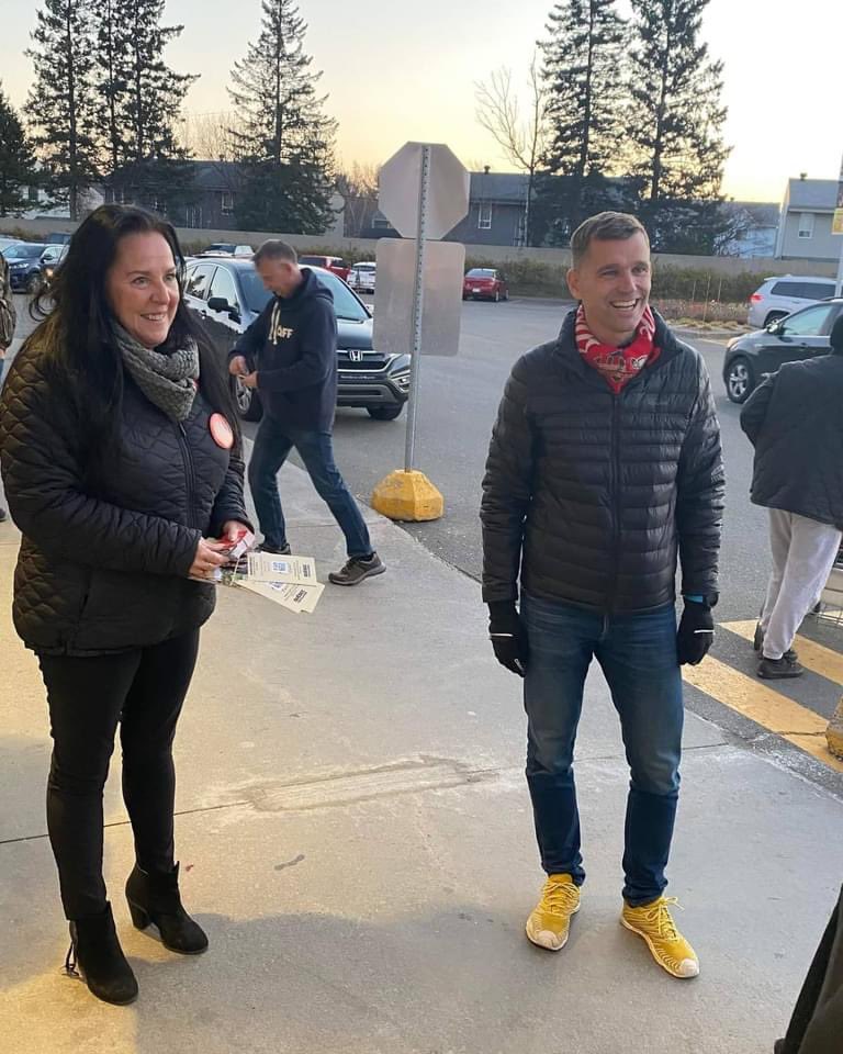 QcForteFiere's tweet photo. Bruno Marchand FAIT LA TOURNÉE DES DISTRICTS.
Et voilà ! Notre chef a complété les 21 districts, 21 candidats, 21 arrêts 👈

Nous terminons la dernière journée de campagne le coeur rempli de beaux moments avec vous et le sourire jusqu'aux oreilles 😄 
#polmun https://t.co/LzMc8DeOku