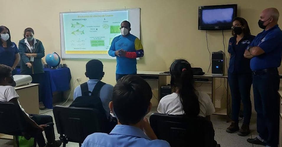 PescalbaOficial's tweet photo. #Pescalba relanzó el programa educativo "Pescalba va a la Escuela", en la Escuela Técnica de Pesca-Cumaná

Alumnos de 3ro. y 6to. grado  recibieron en esta oportunidad la formación, para contribuir con el desarrollo de los niños de la Patria
#VenezuelaComePescado
#LeerIndependiza https://t.co/lVWx30C37t