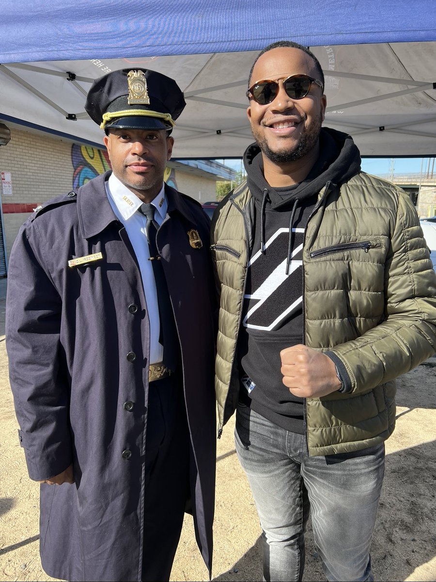 tmholcomb's tweet photo. Great start to a cold Nov. Saturday walking with the new @6DCOC Commander &amp; other city agencies as we engaged business owners + community members along @minnesotaavedc 
Making real investments in our community &amp; people is what will ultimately build a #SAFER7 ✊🏾#7FStrong https://t.co/4YPUrbEhtb