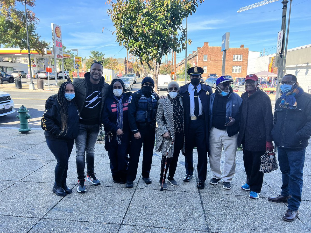 tmholcomb's tweet photo. Great start to a cold Nov. Saturday walking with the new @6DCOC Commander &amp; other city agencies as we engaged business owners + community members along @minnesotaavedc 
Making real investments in our community &amp; people is what will ultimately build a #SAFER7 ✊🏾#7FStrong https://t.co/4YPUrbEhtb