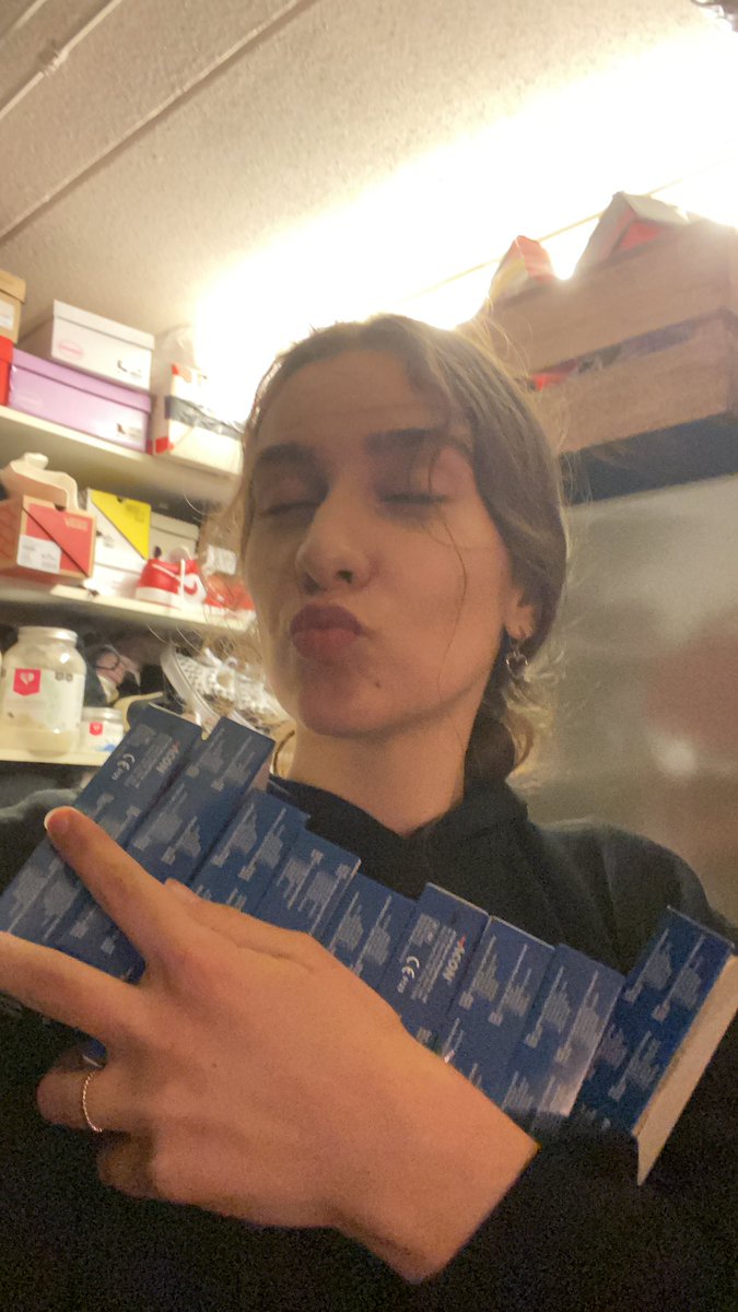 Is he even your best friend if he doesn’t bring you covid selftests while you and the fam are in quarantaine?! 😂