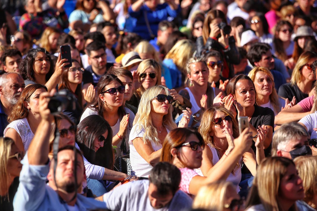 Esta tarde participamos de la mateada en #PlazaMalvinas junto a <a href="/Kicillofok/">Axel Kicillof</a>, donde nos encontramos con cientos de vecinos y vecinas para compartir una jornada repleta de amor y con el firme compromiso de seguir trabajado por un futuro mejor para todos los y las platenses