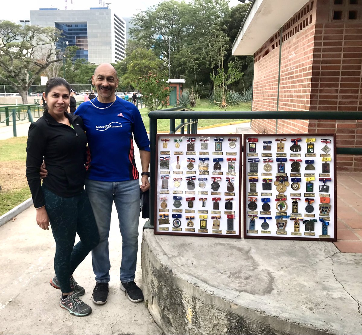 gabyarocha's tweet photo. Teddy Tovar es un venezolano que ha corrido 70 maratones. 🙌🏼🙌🏼🙌🏼 Además es entrenador y pacer. Le diagnosticaron una cardiopatía isquémica severa. Hay una carrera solidaria y si te inscribes lo ayudas a operarse. 

Hoy lo vi en el parque con todas sus medallas. 
Ayudemos. 🫀🙏🏻RT. https://t.co/XuXNxUTabN