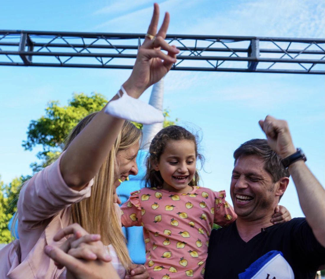 Una tarde maravillosa, mateando con el gobernador <a href="/Kicillofok/">Axel Kicillof</a> en #LaPlata ✌🏼♥️

Gracias compañero querido por todo el esfuerzo, el trabajo y el compromiso para poner de pie esta provincia!carli
Gracias a TOD☀️S por esta tarde.

Tarde soñada ✌🏼🤍