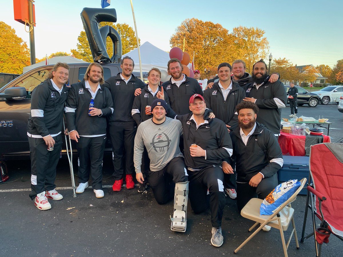 lisapatch2001's tweet photo. What a beautiful day for our final home game!! I love these amazing men!!! Go conquer this world! And never lose your football spirits!! 🏈♥️🔑 https://t.co/bJg0qjamwZ