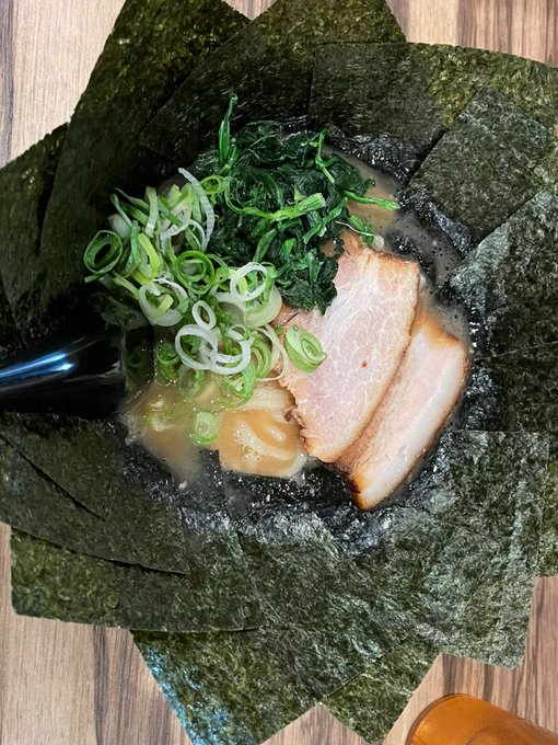 家系ラーメンは海苔トッピングがお決まりでな。 