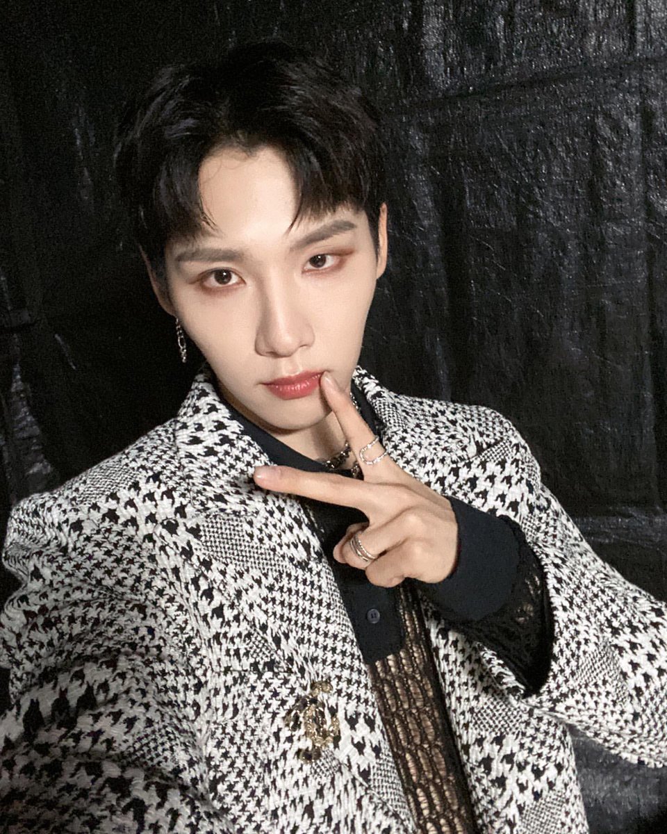 saranghaedks's tweet photo. 211107 AB6IX #Woong said "I've liked D.O. sunbaenim and Baekhyun sunbaenim since I was a teen because they're such cool singers. D.O. sunbaenim's voice is really amazing, Introduction Part Fairy Sunbaenim (t/n: D.O.'s in charge of singing the intro of EXO songs)"

#디오 #Kyungsoo https://t.co/EL0qkUxakl