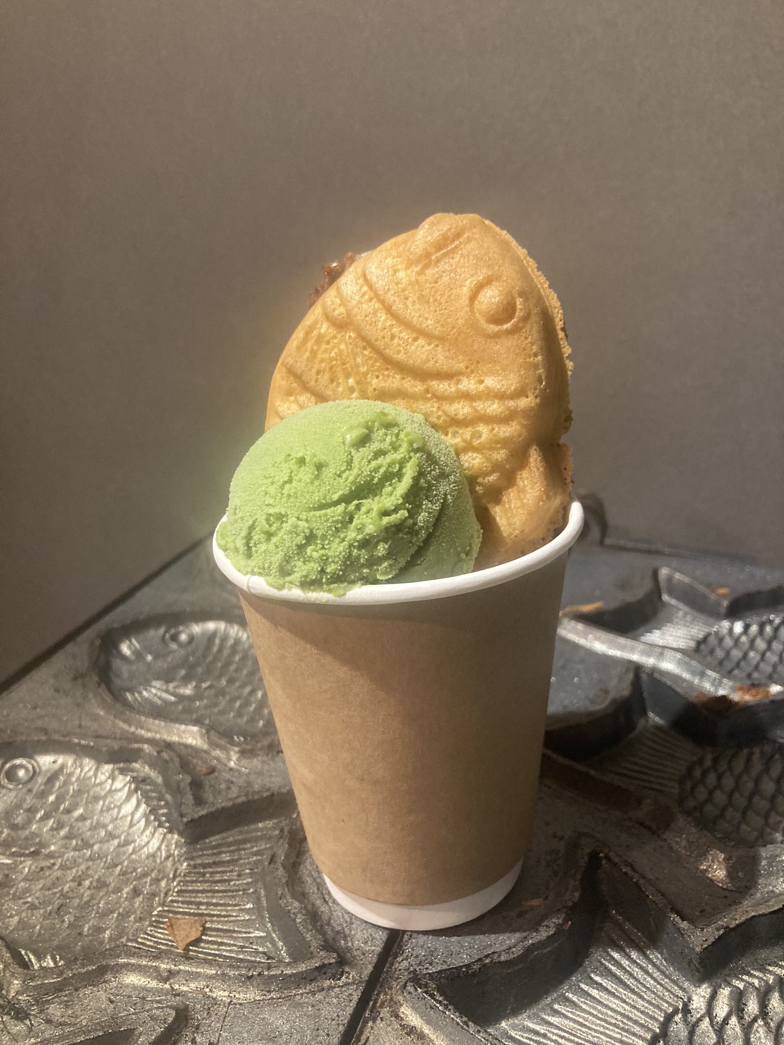 Tochiman 佐渡の玄米粉たい焼き めでたい焼き 小豆 さつまいも餡 ではじめます 11月10日水曜日に小木の 十千万 とちまん にて開店いたします 焼きたてのサクサクふわっとした軽い食感もお楽しみください 濃茶の抹茶アイストッピングも熱々