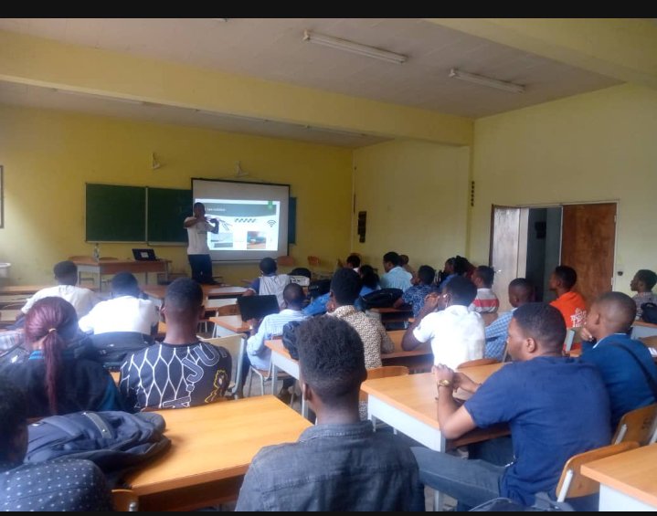 GahereriG3's tweet photo. Pcq nous ne cessons d'apprendre tous les jours et partager nos petites connaissances et compétences pour constituer une communauté forte... Très heureux d'avoir était ce mercredi l'exposant au club de génie électrique et informatique de la faculté polytechnique de l'UNIKIN👌🏾 https://t.co/jmHulty2X2