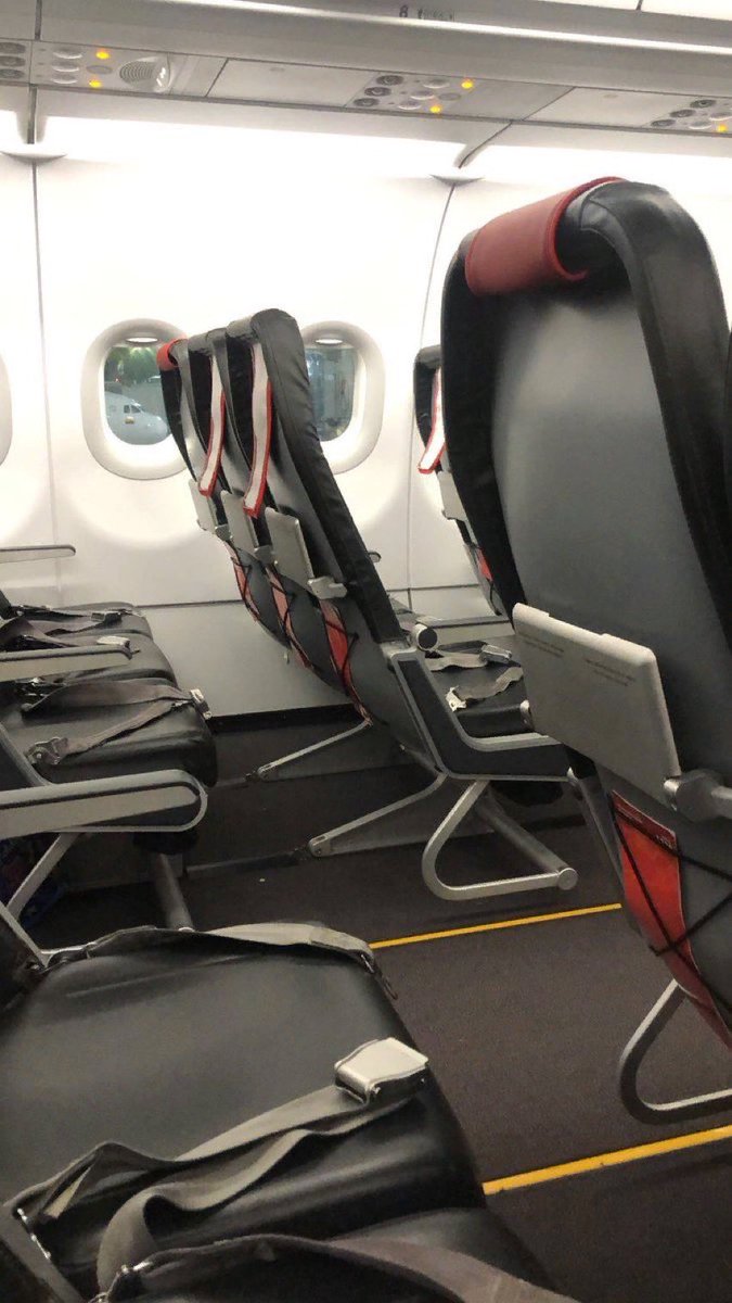 Nico_Stornelli's tweet photo. Alguien subió estas fotos a @Twitter para comparar las sillas de @COOMOTORC y @FlotaLaMacarena con las de @Avianca y REALMENTE se les fue la mano en el ahorro #AviancaFail https://t.co/FbokXuEuPl