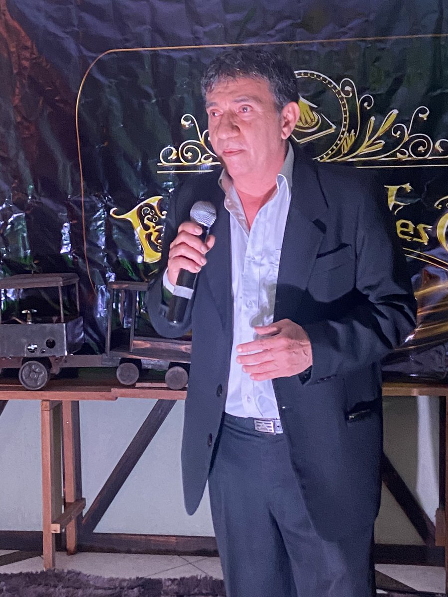 RadioElite1027's tweet photo. Qué alegría volver a observar a Silvio Romero en escenario 🍾 
 #ElitePowerFest
#TodasLasVocesTodas el mejor evento de las #FiestasDePiñas 💚💛❤️ https://t.co/n1dSxk8IQK