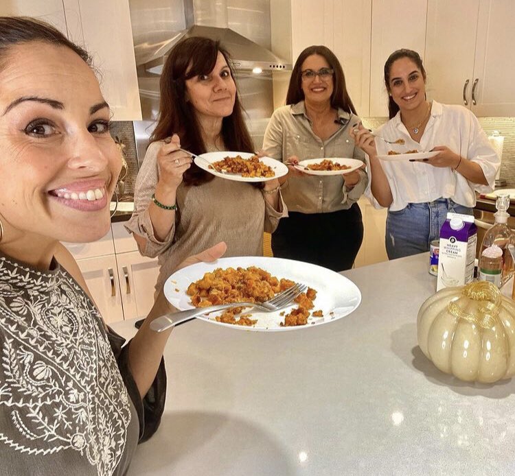 2 Cuban Girls tweet media