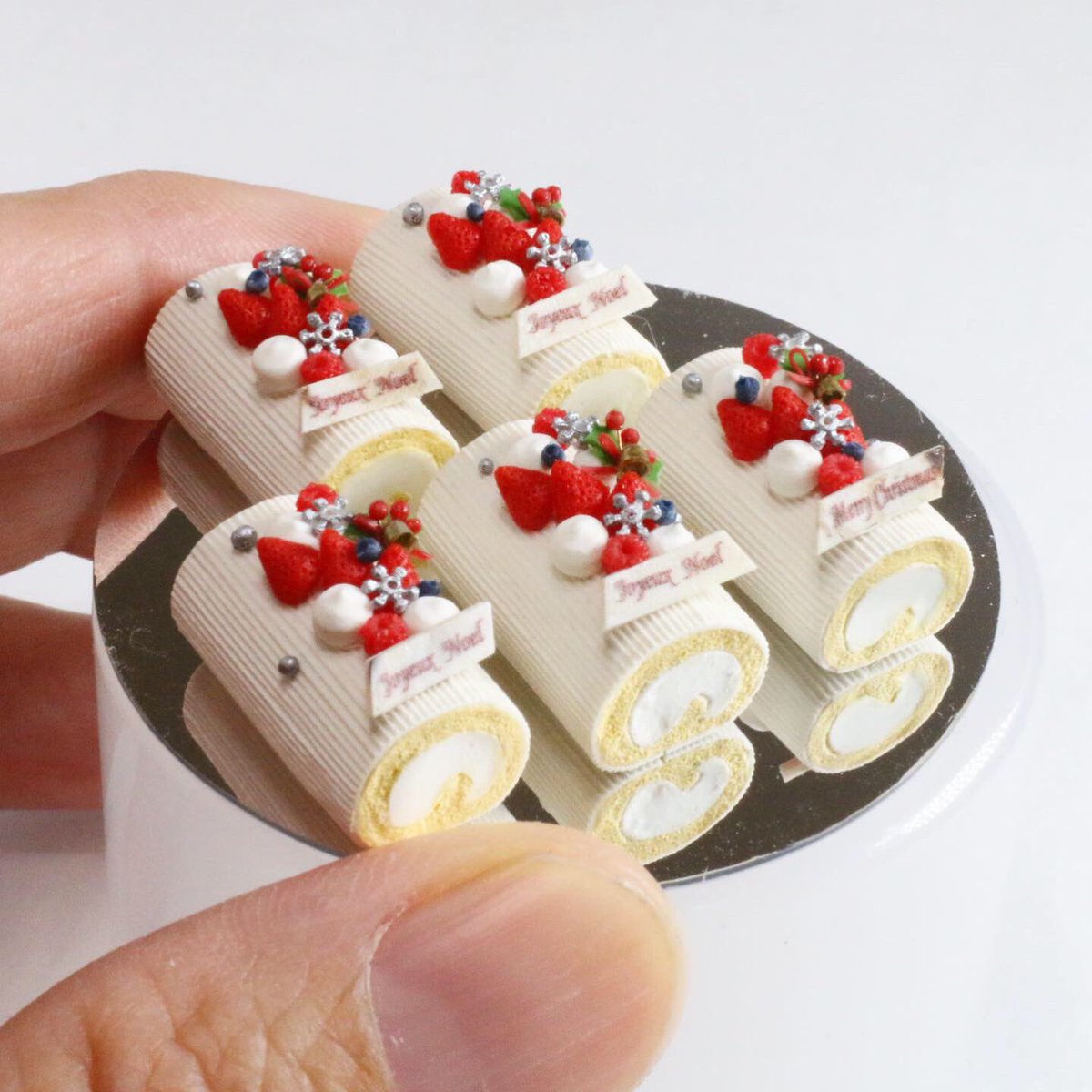buhincafe's tweet photo. ノエルも完成していまーす!
いよいよです！！

ミニチュアアート展2021オンライン
(@miniature_art01 )

こちらも販売予定の作品になります🍓

BuhinCafe は🍎の5です🐷

#ミニチュアアート展2021
 #ミニチュア https://t.co/PsrAKhqCRK