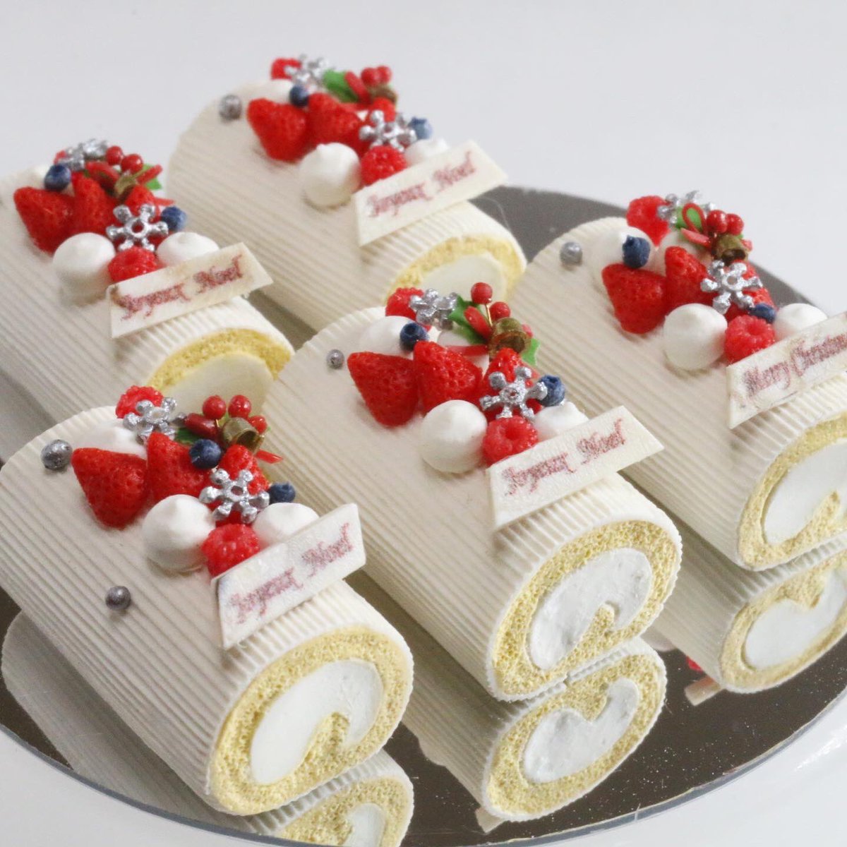 buhincafe's tweet photo. ノエルも完成していまーす!
いよいよです！！

ミニチュアアート展2021オンライン
(@miniature_art01 )

こちらも販売予定の作品になります🍓

BuhinCafe は🍎の5です🐷

#ミニチュアアート展2021
 #ミニチュア https://t.co/PsrAKhqCRK