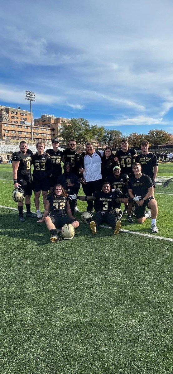 CoachGoodman66's tweet photo. Nice to have the family all together. #FOE #StingersUp #HornetsWin #SlideNation https://t.co/tLGhUdw9SM