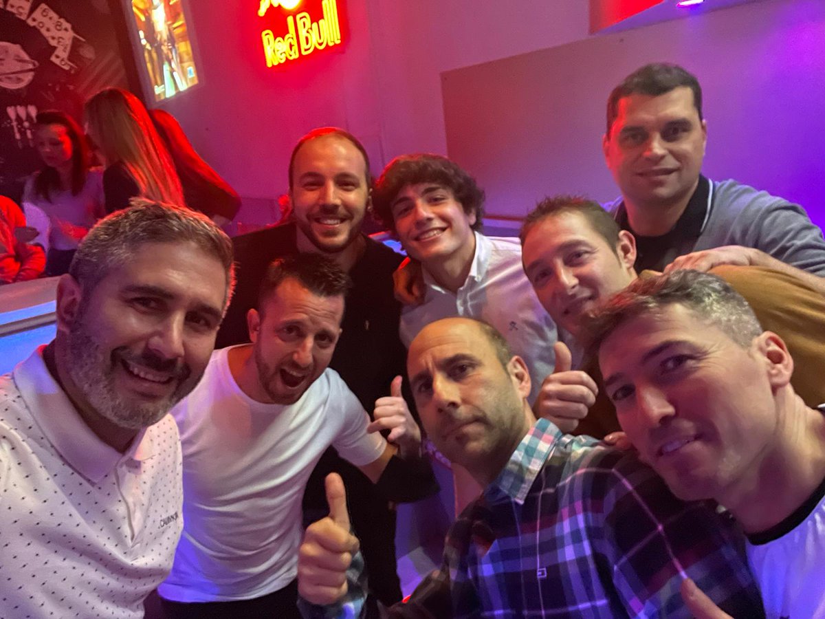 torefutsal's tweet photo. Después de una buena victoria lo mejor una buena fiesta!!! https://t.co/9FNdAwq8xH