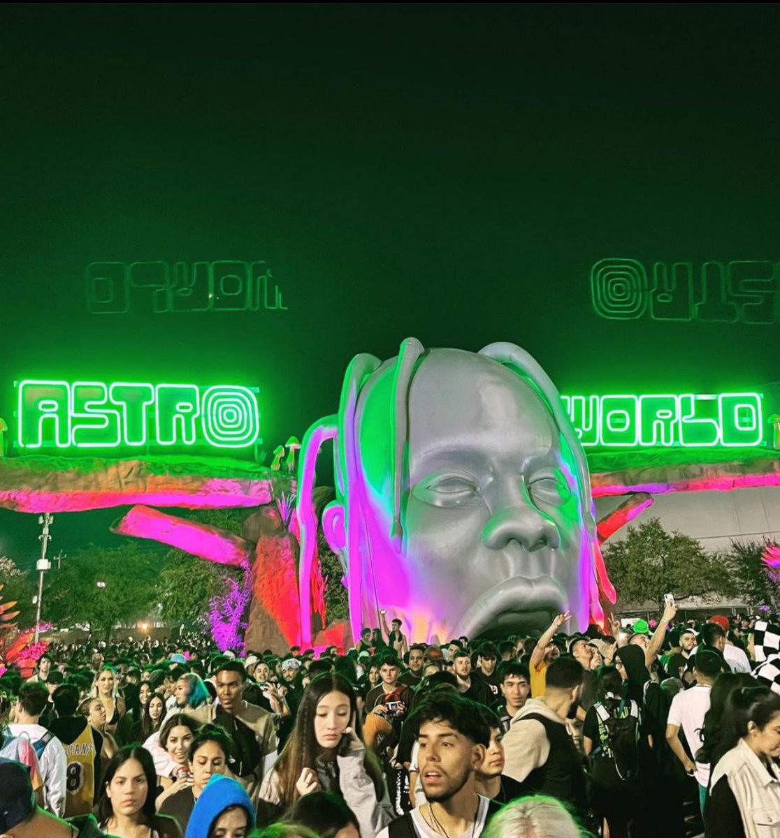 starstruck_goat's tweet photo. Travis Scott #ASTROFEST was nothing more than an illuminati sacrifice. Yall turn to the lord. We living in a weird time of history. https://t.co/YwuUqnHp19
